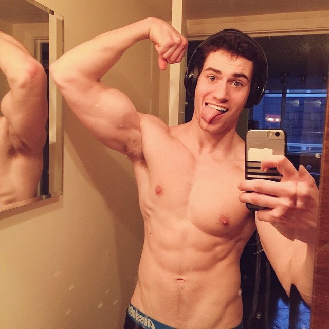 TLR_SportsKink's tweet photo. Mirror selfie...
#selfie #jocks #hotmen https://t.co/tddeXq2Ht8