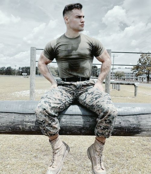 TLR_SportsKink's tweet photo. Gotta love the obstacle course..
#militarymen #jocks #muscle https://t.co/rsYYlFRTyH