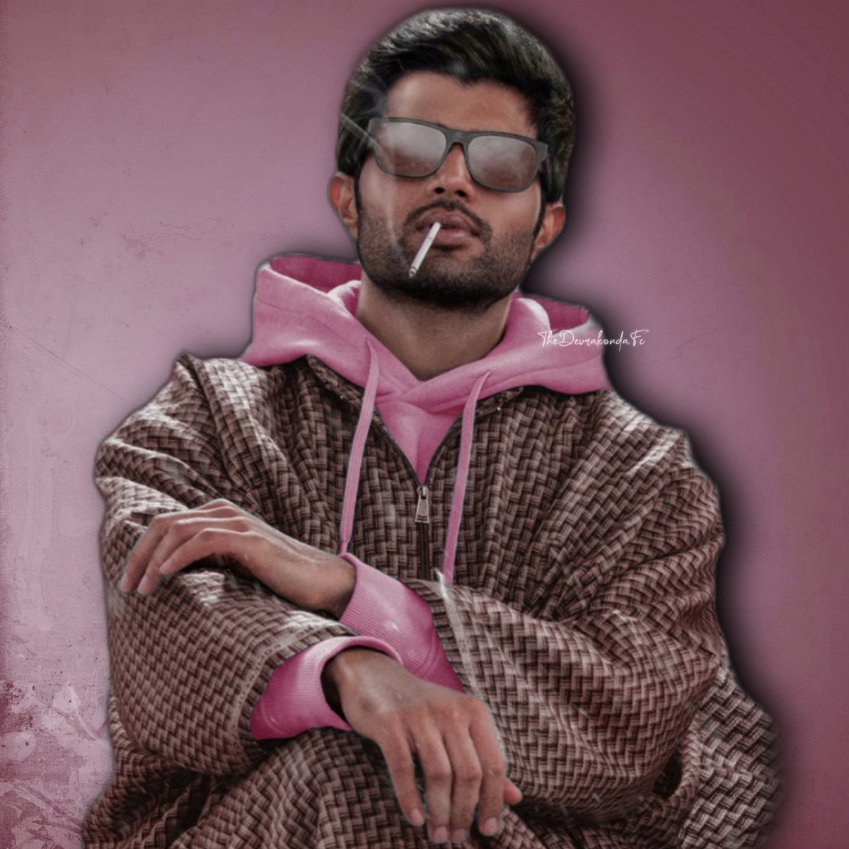 RajjComrade's tweet photo. Classic Look🔥@TheDeverakonda
#VijayDeverakonda #LIGER
#VD11 #Kushi #VD11FirstLook https://t.co/DmEjAtC8iO
