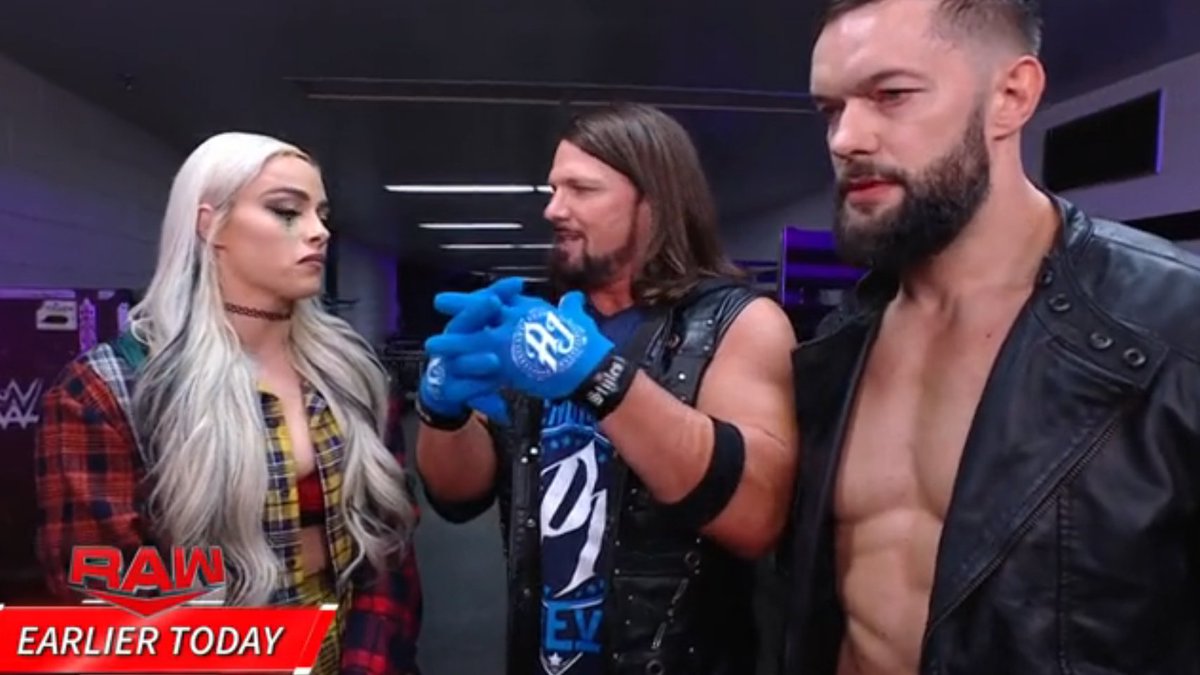 LeCatchClub's tweet photo. Faut qu'il fasse attention avec ses gestes AJ Styles...
Mais Liv n'a pas l'air contre !
Balor est en plein doute par contre. 

#WWERAW https://t.co/vMJGygghex