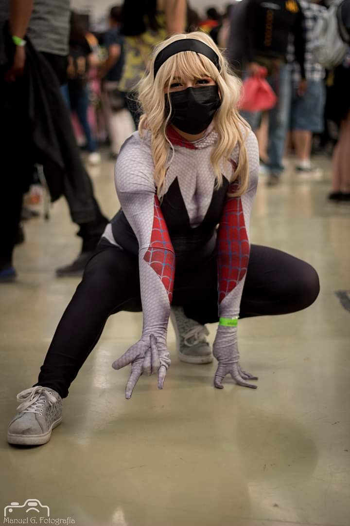 AlejandraSugar1's tweet photo. Al fin me pasaron la fotito que me tomaron con cámara ❤️❤️❤️
Una disculpa aún no tengo suficiente autoestima para quitarme el cubrebocas XD 
#SpiderMan #spidergwen #cosplayergirl #cosplay #spidergwencosplay #MarvelStudios #MarvelComics #Marvel #SpiderVerse https://t.co/fEi7YbjlQz