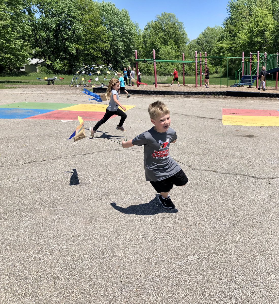 BellflowerCirK's tweet photo. Thank you 5th grade buddies for helping us decorate our kites🪁beautiful day☀️#bellflowerway #onceacard #Kindergarten https://t.co/FYv0RbcwbF