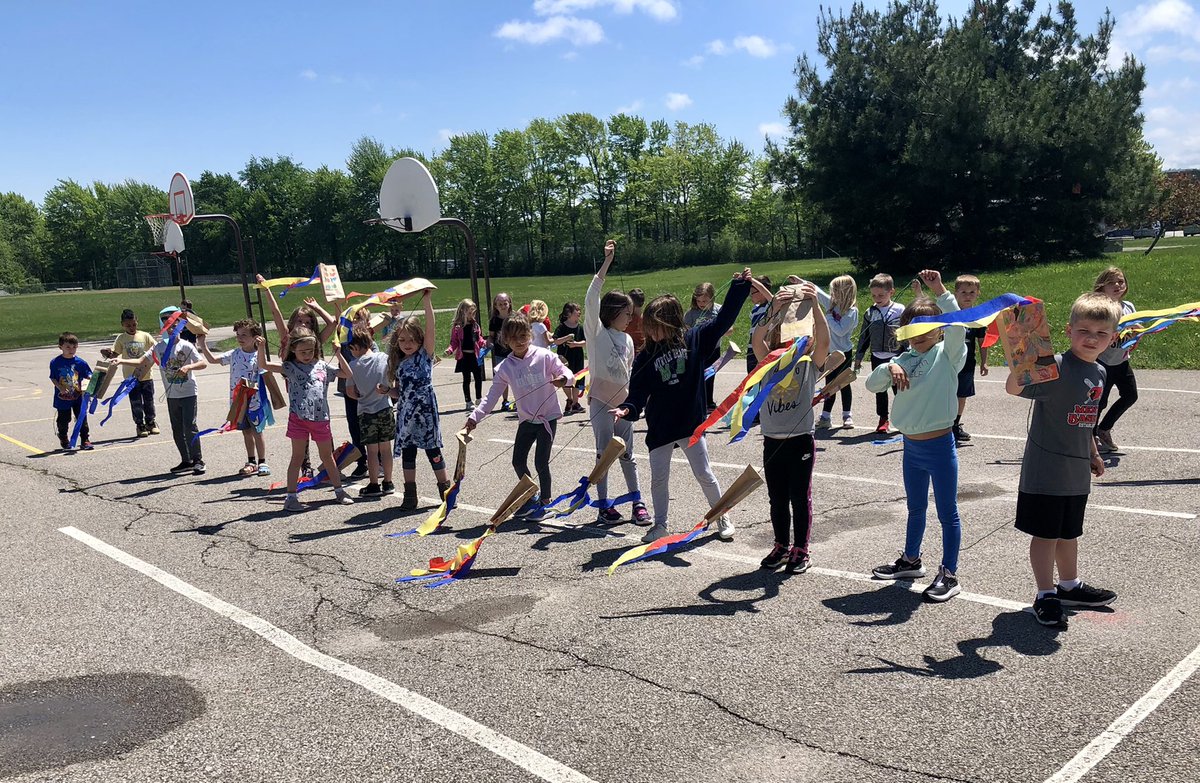 BellflowerCirK's tweet photo. Thank you 5th grade buddies for helping us decorate our kites🪁beautiful day☀️#bellflowerway #onceacard #Kindergarten https://t.co/FYv0RbcwbF