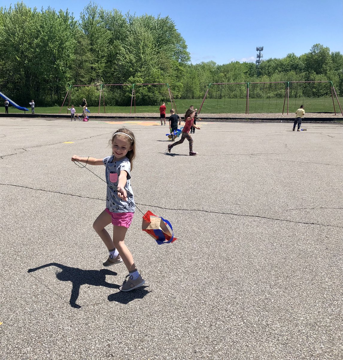 BellflowerCirK's tweet photo. Thank you 5th grade buddies for helping us decorate our kites🪁beautiful day☀️#bellflowerway #onceacard #Kindergarten https://t.co/FYv0RbcwbF