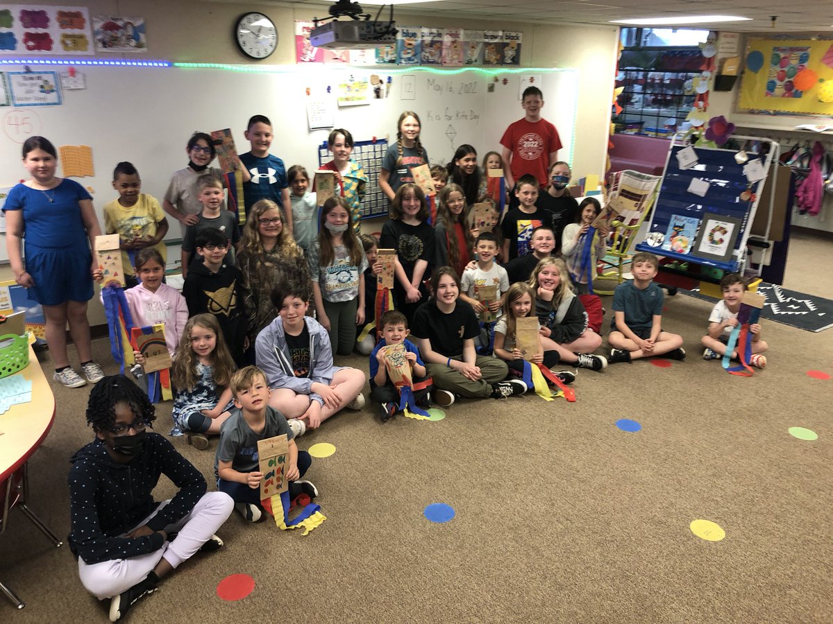 Thank you 5th grade buddies for helping us decorate our kites🪁beautiful day☀️#bellflowerway #onceacard #Kindergarten