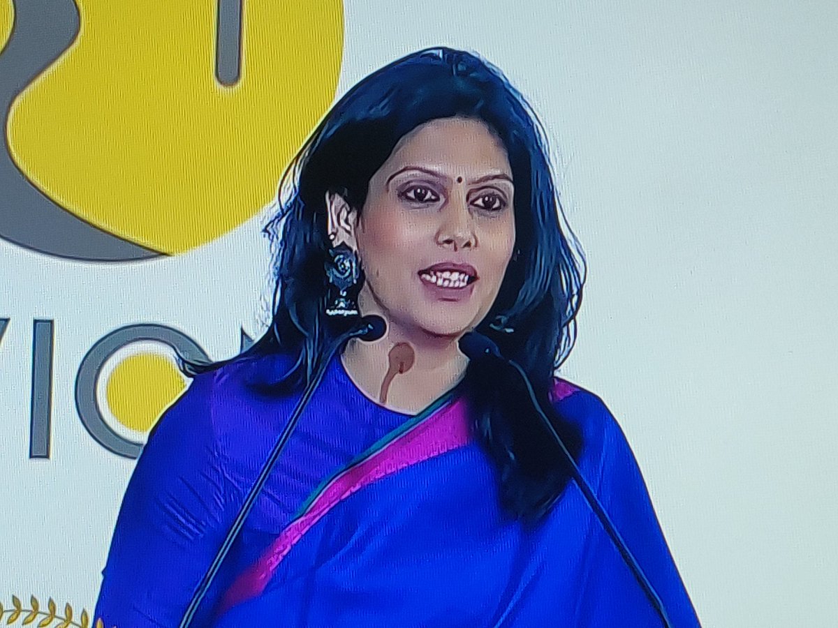 JyotikaSNaik's tweet photo. When the very accomplished and beautiful @palkisu opts for a #saree as the attire of choice on world stage. Saree is power, saree is our identity. You make us proud and inspire us @palkisu ❤️❤️
#sareelove #sareepower #sareeinspiration #sareeisourpride #WIONGlobalSummit
@WIONews https://t.co/XEbgSprP75