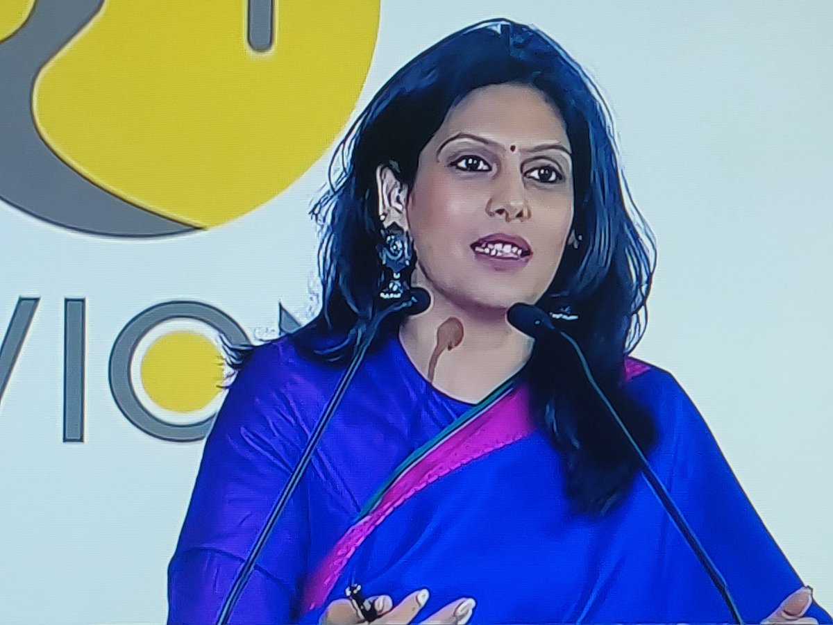 JyotikaSNaik's tweet photo. When the very accomplished and beautiful @palkisu opts for a #saree as the attire of choice on world stage. Saree is power, saree is our identity. You make us proud and inspire us @palkisu ❤️❤️
#sareelove #sareepower #sareeinspiration #sareeisourpride #WIONGlobalSummit
@WIONews https://t.co/XEbgSprP75