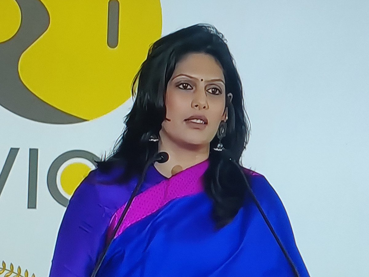 JyotikaSNaik's tweet photo. When the very accomplished and beautiful @palkisu opts for a #saree as the attire of choice on world stage. Saree is power, saree is our identity. You make us proud and inspire us @palkisu ❤️❤️
#sareelove #sareepower #sareeinspiration #sareeisourpride #WIONGlobalSummit
@WIONews https://t.co/XEbgSprP75
