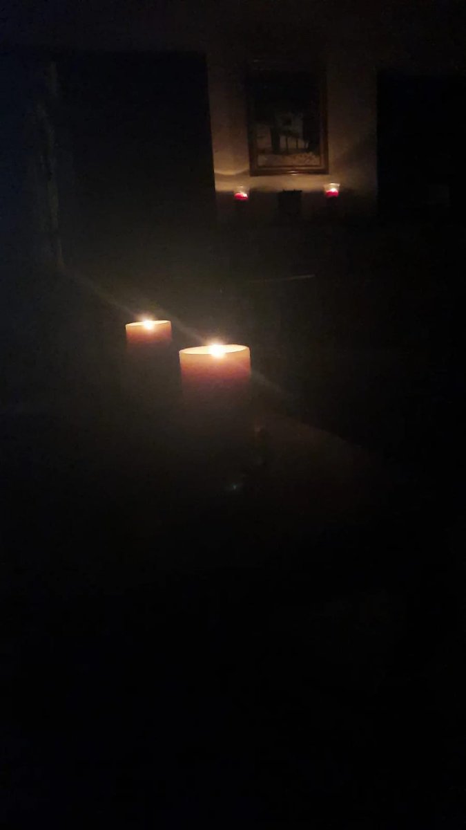 cuelloeli's tweet photo. Erase una vez hubo luz 24/7... en modo romántico 😒, gracias @EdeesteRD desde las 11 a.m sin luz... gracias https://t.co/5wzxHCoTUw