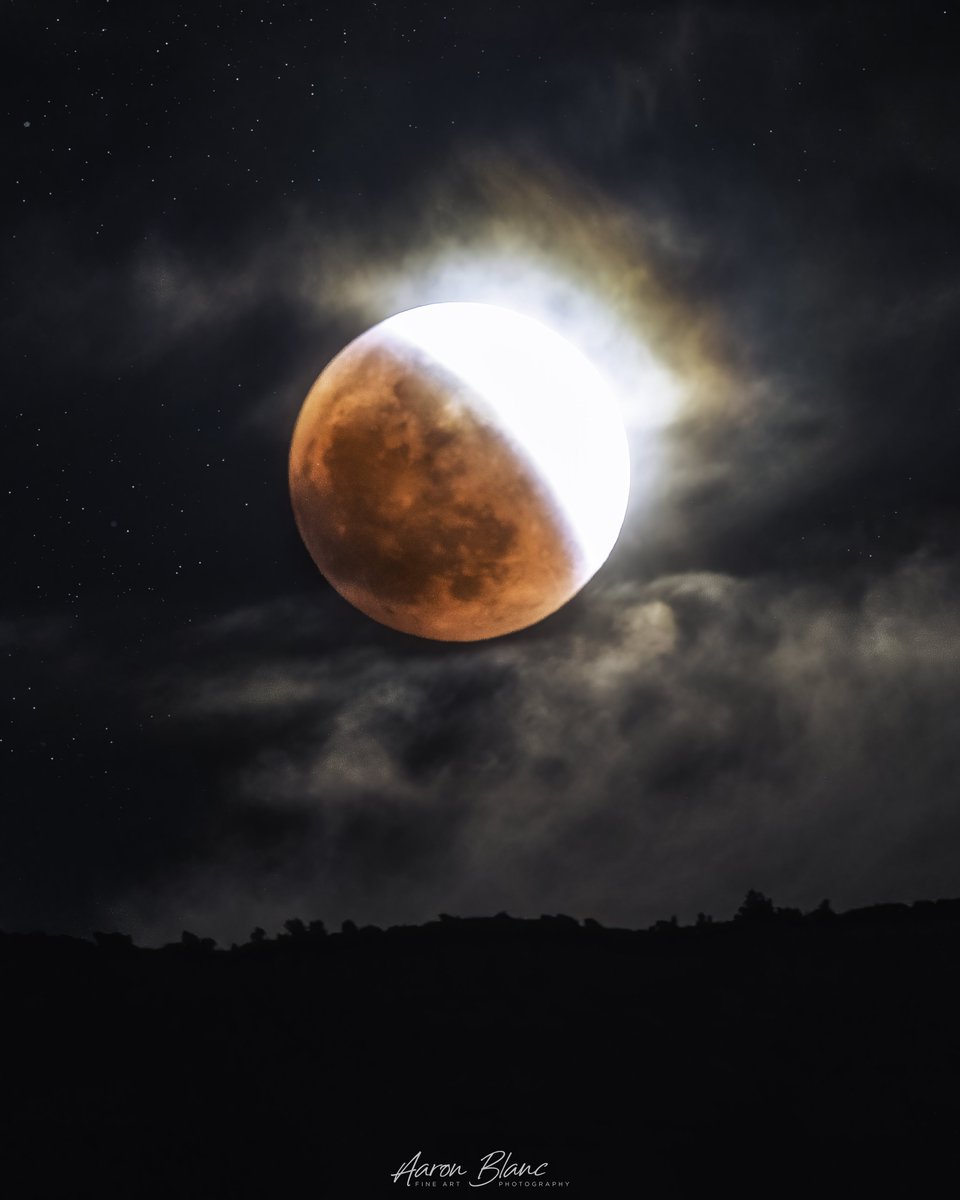 AaronBlanc's tweet photo. Anyone see an eclipse pic yet? Here’s another for your feed. https://t.co/CtTi2oqYO0
