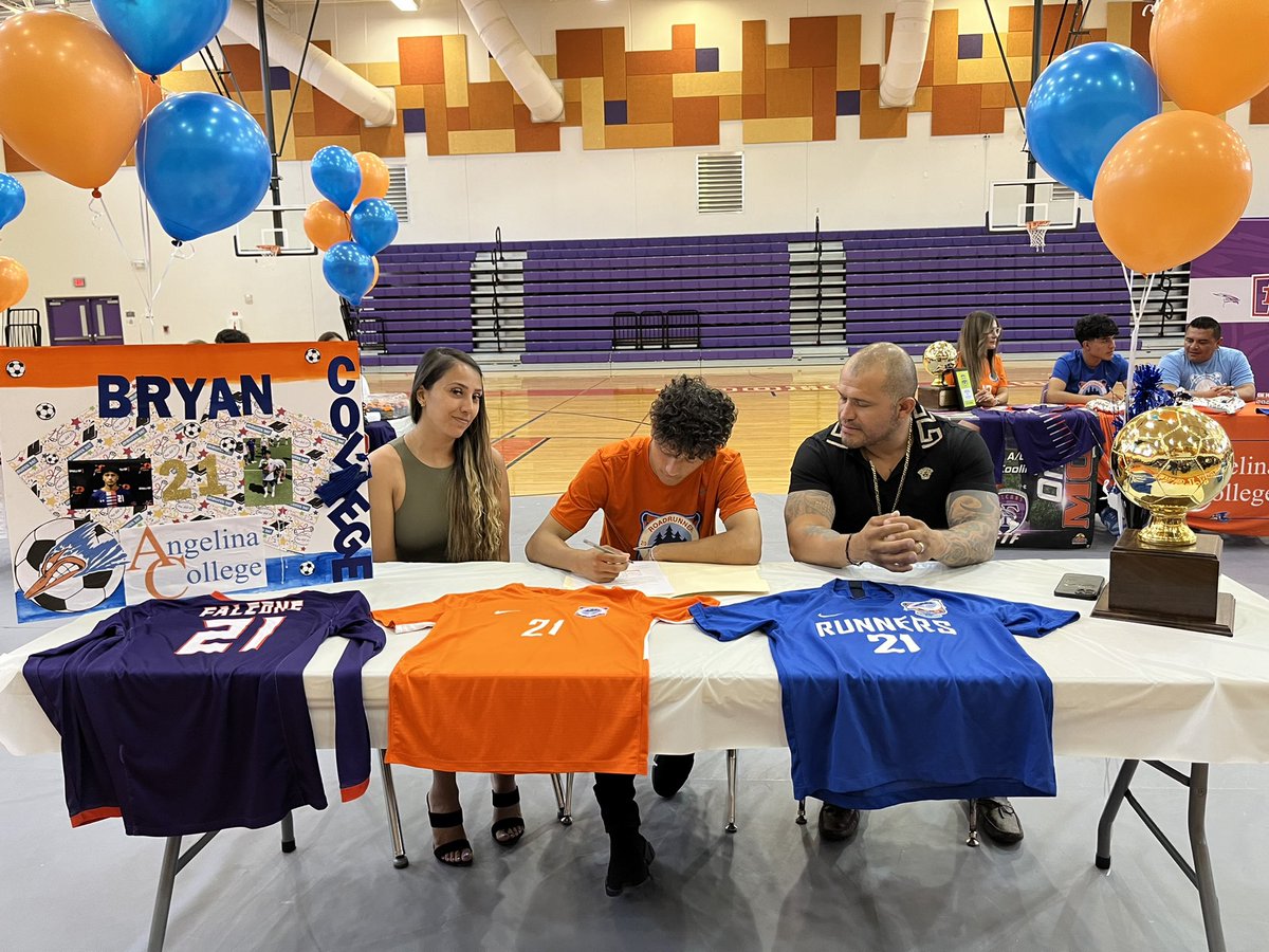 EHSoccerENGLAND's tweet photo. What a day. We had 10 Falcons signing to take their talent to the college level. Congratulations Gio, David and Bryan. FTF https://t.co/YDgtLW8fJa