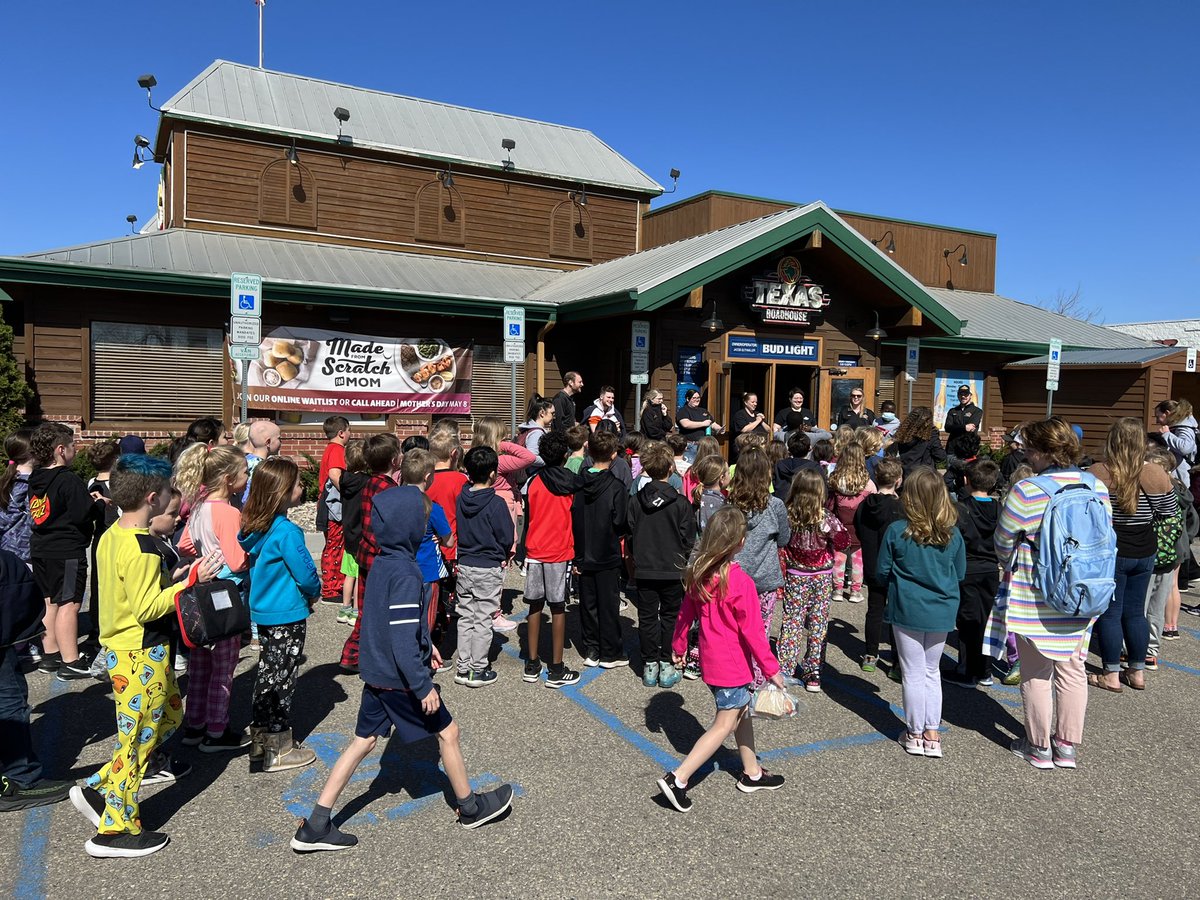 TeachWithMsT's tweet photo. So fun to take a field trip to Texas Roadhouse to see the “behind the scenes” at running a business! We even learned how to do the Boot Scootin’ Boogie and made our own fresh baked bread!😋 Thanks, Texas Roadhouse Grand Forks! #TrailblazeOn #GFSchools https://t.co/M2ORXHaRYP