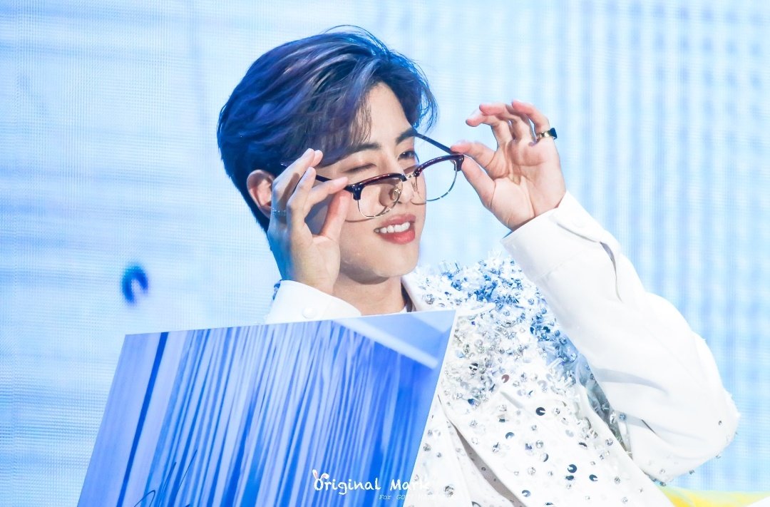 markkxciii's tweet photo. genre: mark tuan in specs

#Mark #마크 @marktuan 
#GOT7 #갓세븐 @GOT7 https://t.co/iH7Ne49abe