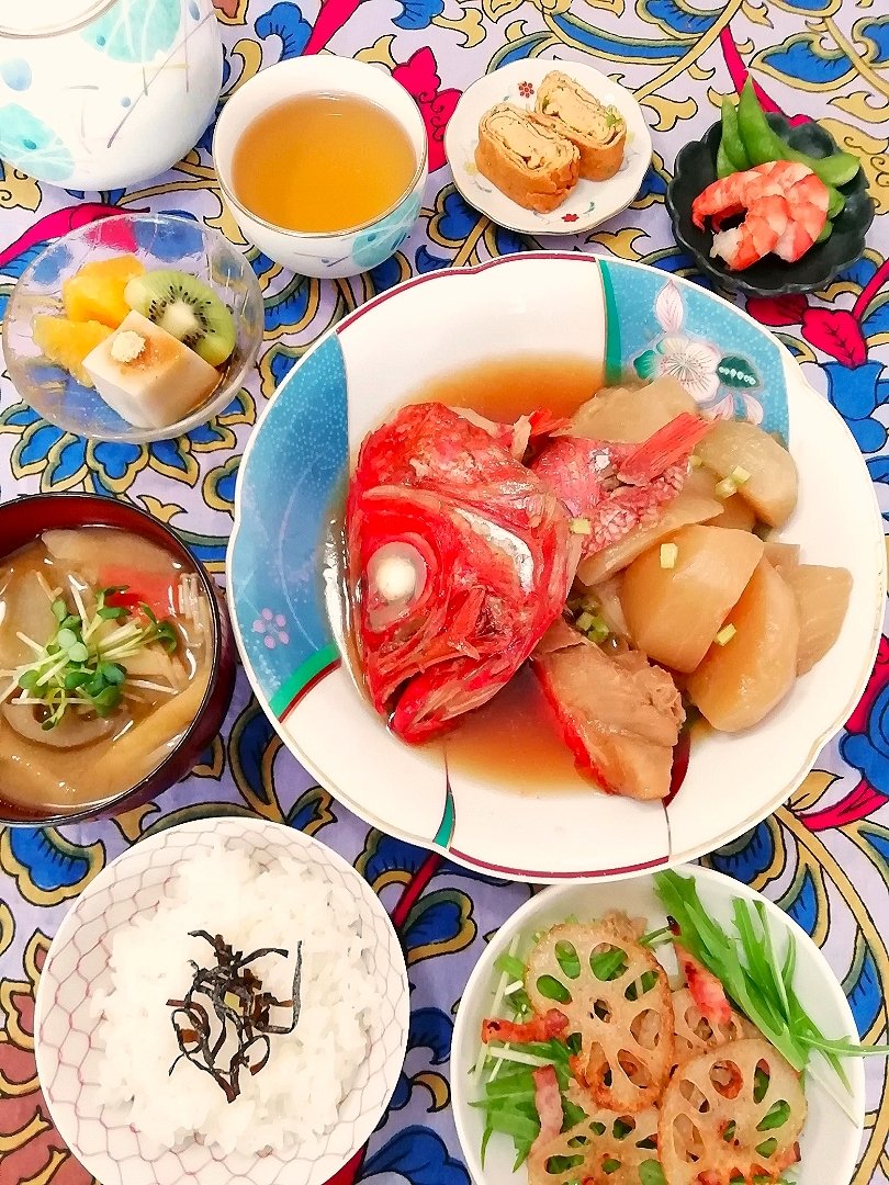 おはようございます🎵今日の和朝食は金目鯛とカブの煮物をメインに作りました😊✨カブがトロトロで美味しい💕#おうちごはん  #料理好きな人と繋がりたい 