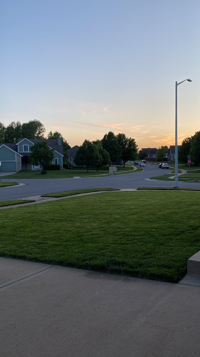 jakereeves's tweet photo. Sitting on my truck bed watching sunset until my Spotify Radio fails me… a thread: https://t.co/S1IKDG1OD9