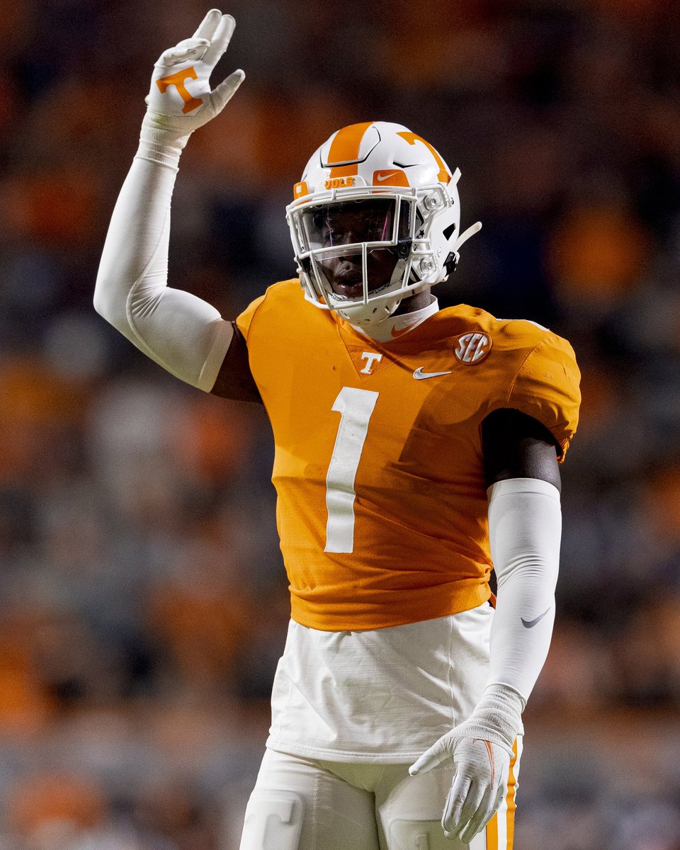 Dee Crayton🦈 (@run_dmc8) on Twitter photo #AGTG 🙏🏾!!! Thankful and Blessed to have EARNED a(n) offer from The University of Tennessee… 🟠⚪️#GBO🍊<a href="/ChadCreamer21/">Chad Creamer</a> <a href="/luc_brian/">Brian Luc Jean-Mary</a> #AGTG 🙏🏾!!! Thankful and Blessed to have EARNED a(n) offer from The University of Tennessee… 🟠⚪️#GBO🍊<a href="/ChadCreamer21/">Chad Creamer</a> <a href="/luc_brian/">Brian Luc Jean-Mary</a>