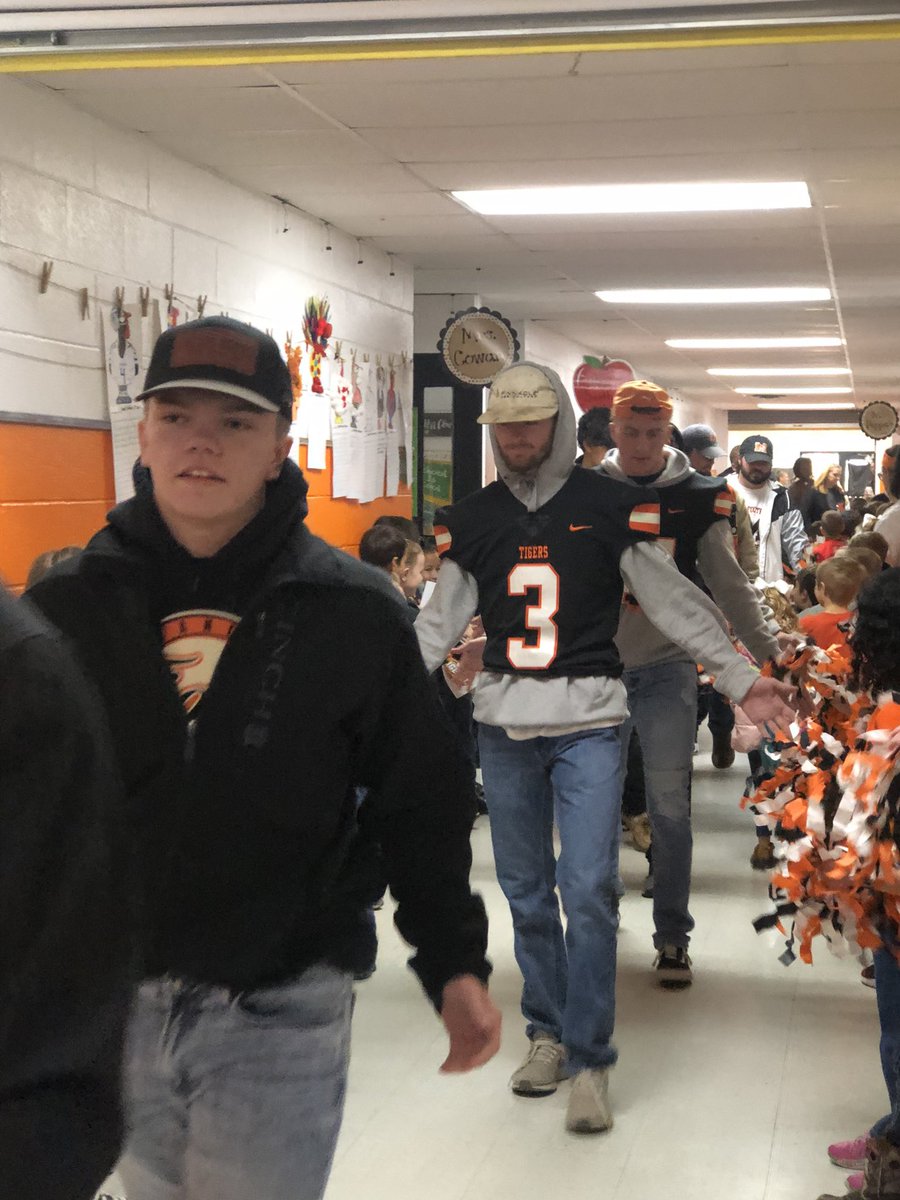 SamPowers714's tweet photo. Forget About Me I Love You… still isn’t real my guy. #3forever #FAMILY https://t.co/pibEpXL4TW
