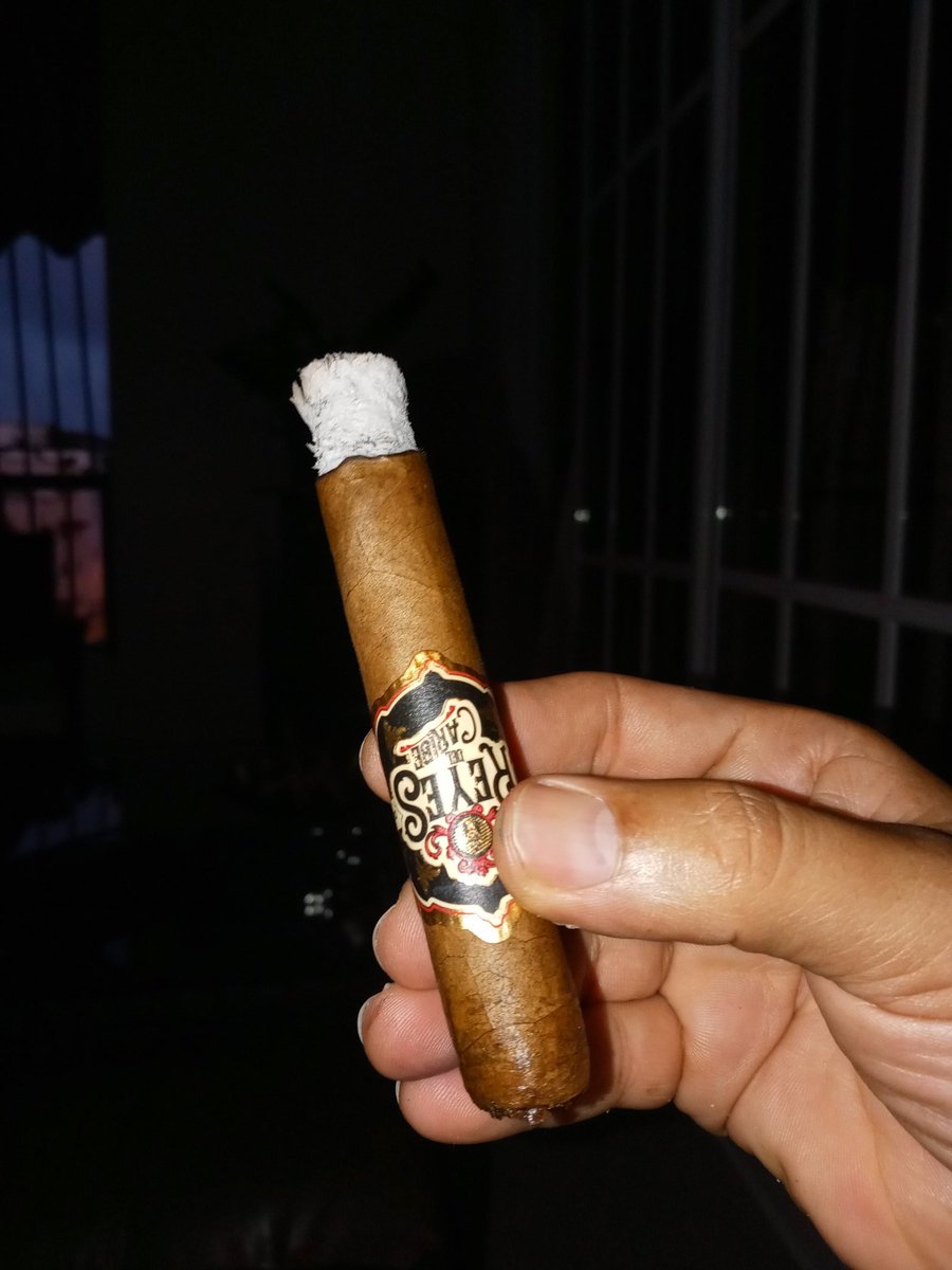 Mientas el hacha va y viene yo disfruto de un buen cigarro #ReyesdelCaribe #toro #cigarrodominicano @JoseRDSoto arranca
