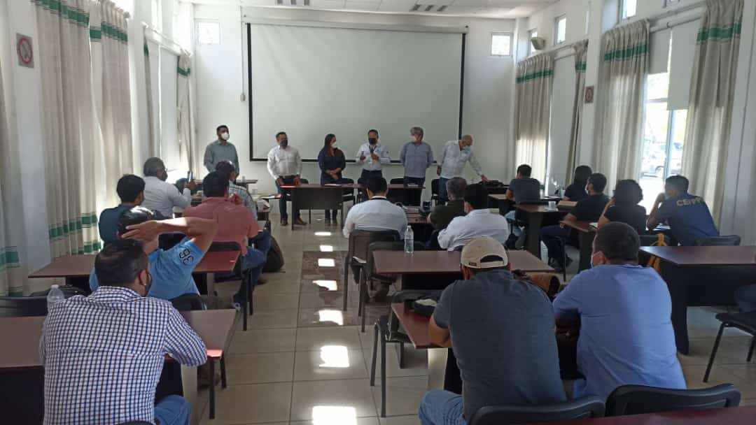 josemcalderonc's tweet photo. El Mvz. Gabriel Rafael Galan Gazga
Jefe Del DeptO. De Especies Menores, Dirección de Ganaderia de la @Sedapa_GobOax al Simulacro sobre el Plan de Emergencia para la Peste Porcina Africana (PPA). @alejandromurat @gabriel_cue @amadomstgo @LinoVelazquez @or63rodas https://t.co/cBZGprp9lZ