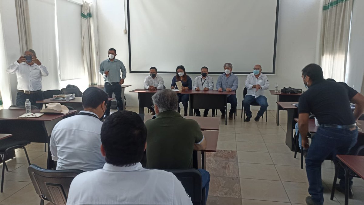 josemcalderonc's tweet photo. El Mvz. Gabriel Rafael Galan Gazga
Jefe Del DeptO. De Especies Menores, Dirección de Ganaderia de la @Sedapa_GobOax al Simulacro sobre el Plan de Emergencia para la Peste Porcina Africana (PPA). @alejandromurat @gabriel_cue @amadomstgo @LinoVelazquez @or63rodas https://t.co/cBZGprp9lZ