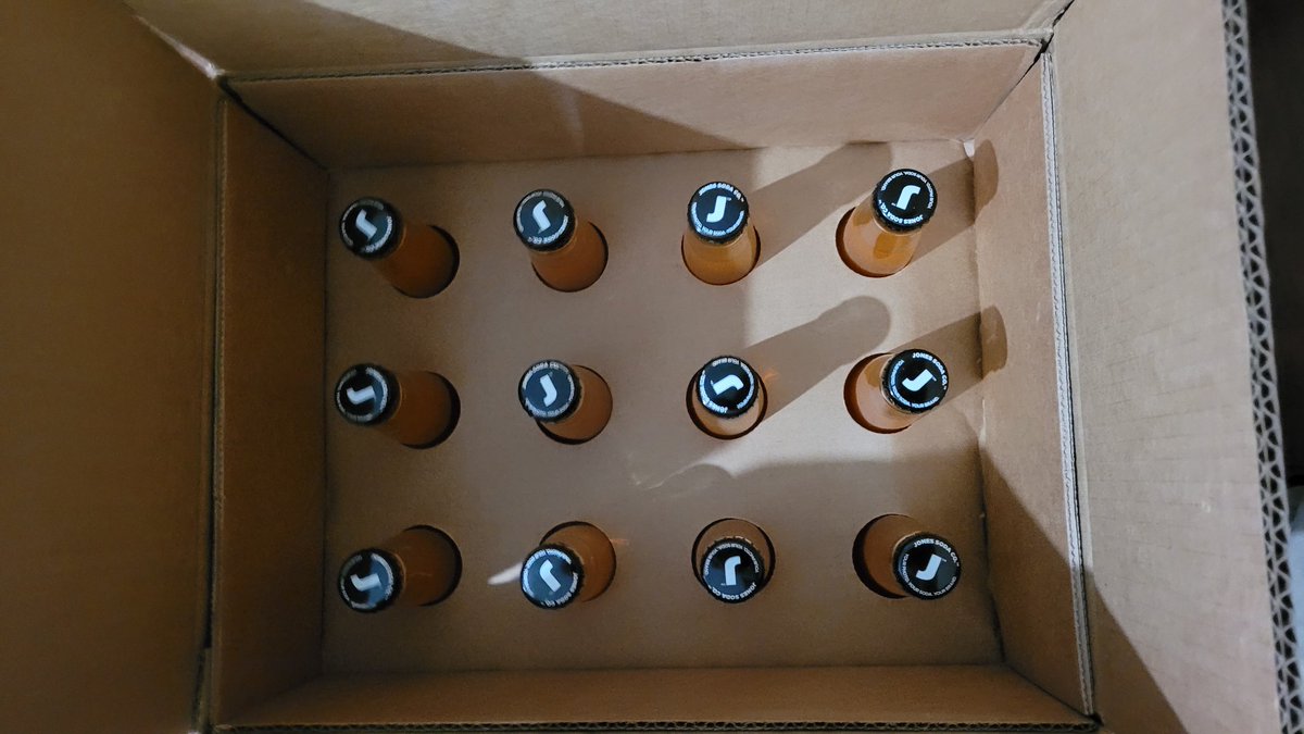 4140fam's tweet photo. These turned out great!! Thanks for the #ClutchUp @JonesSodaCo!! 

The @Splitgate crew definitely played their hearts out &amp; it's so worth celebrating!! 🔥 💪 

Now lets get to planning that #4140fam Cookout so we can hand these things out! https://t.co/Tbup5rvblc