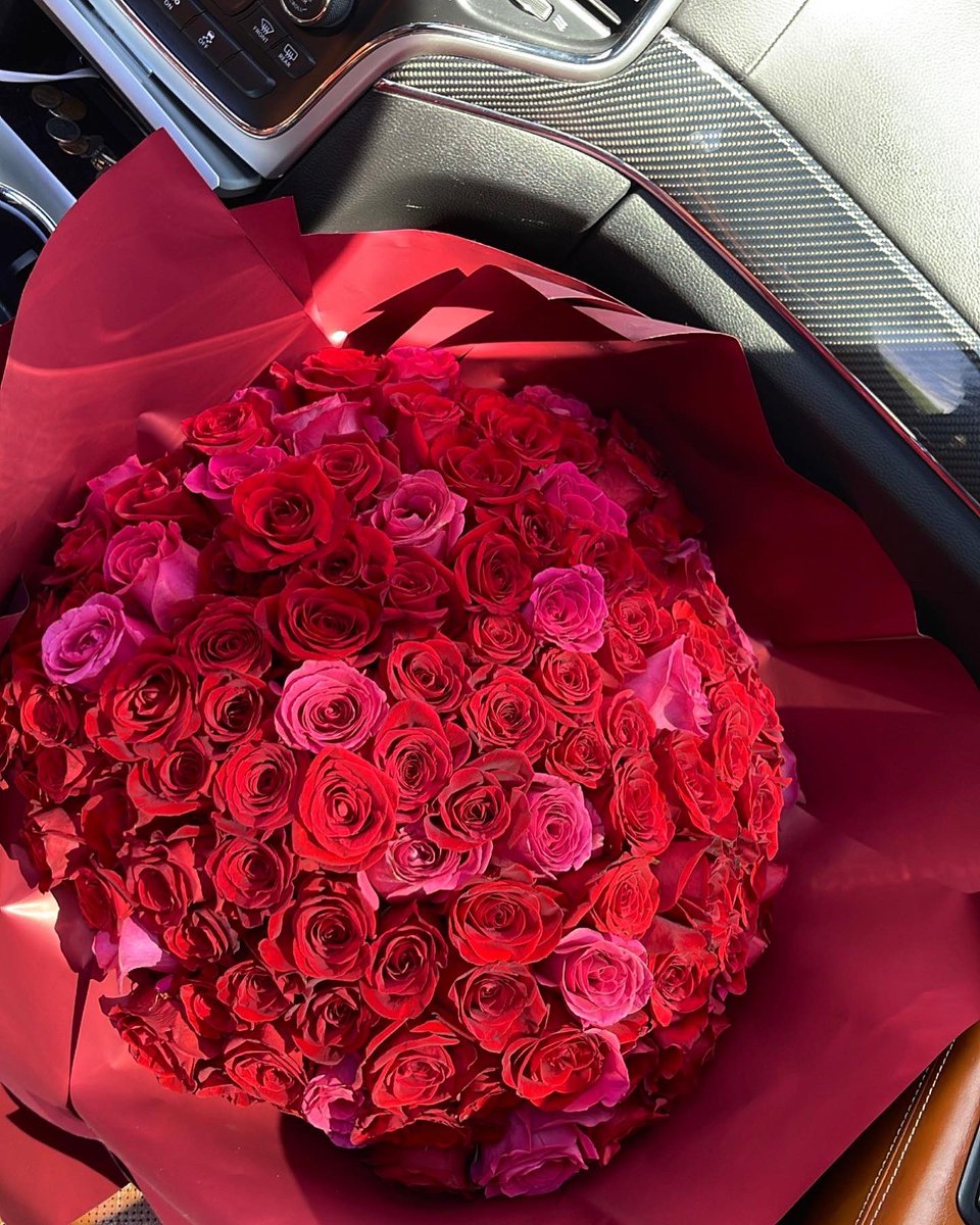 g_americar's tweet photo. This is your sign to follow bloom.a.g on Instagram and get your boo a ramo buchon ❤️❤️❤️❤️ https://t.co/d2oJ43qkoD