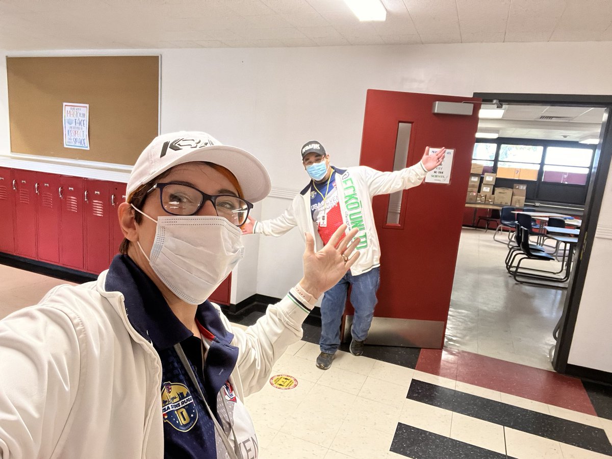 FranklyScience's tweet photo. When you have the best work BFF You dress up for twin day no matter what! #FranklyScience #room103 https://t.co/Wq56dXOOga