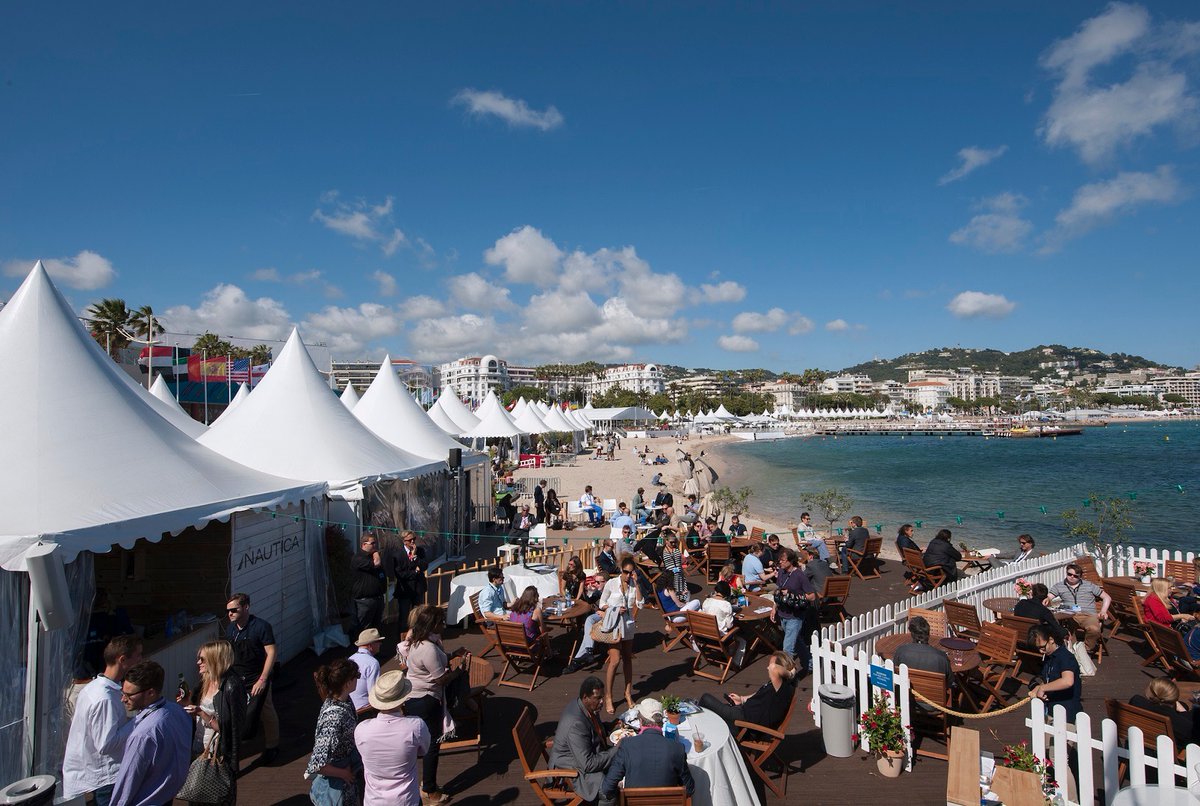 FranceAuVietnam's tweet photo. #Cannes | L'Ambassade et le Marché du film de Cannes lancent #FastTracktoCannesMarket afin d’accompagner l’internationalisation du cinéma 🇻🇳. 
Deux professionnels du cinéma vietnamiens inaugurent ce programme et participent au Marché du film pour la première fois.🎬 https://t.co/p0LRLR1GKB