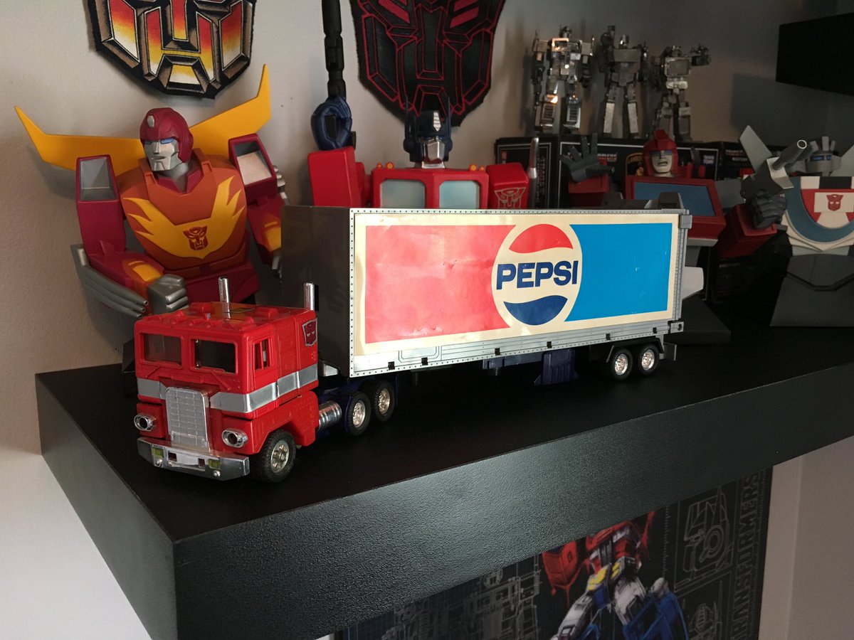 CaptainFoley's tweet photo. Pepsi Prime. This one use to be mine. It’s a long story. #transformers #pepsiprime #pepsi #optimisprime https://t.co/rlC04hHDWN