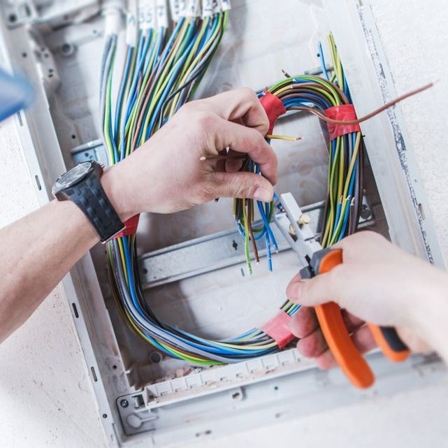 Larry Electrician to Moyè tweet media