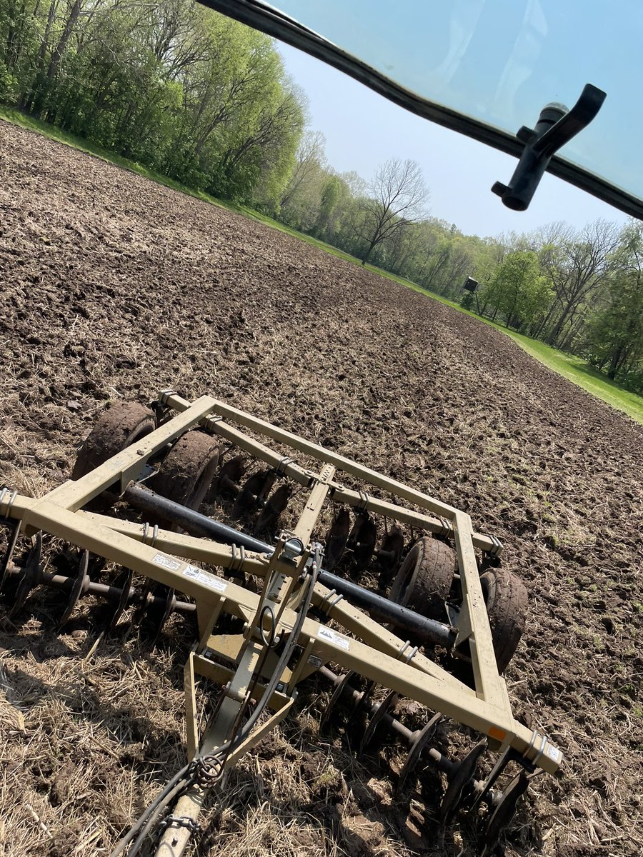 Record_Ranch's tweet photo. Itβs that time of year again. Getting those food plots in. Beans are already popping through! Share in comments what you have going for food plots!
#RBRHunting #hunting #foodplots #plowing #beans #corn #cornfield #cornfields #beanfields https://t.co/3QrXGY3lIf