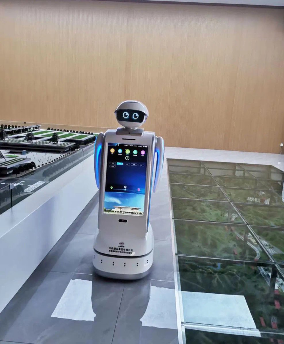 JerryWa65429814's tweet image. The iBen intelligent service robot &quot;Little White&quot; in the exhibition hall of Railway Station provides visitors with a series of assisting such as intelligent consultation, guide, explanation as well as construction planning, scale and progress #iBenrobot #servicerobot #robotics