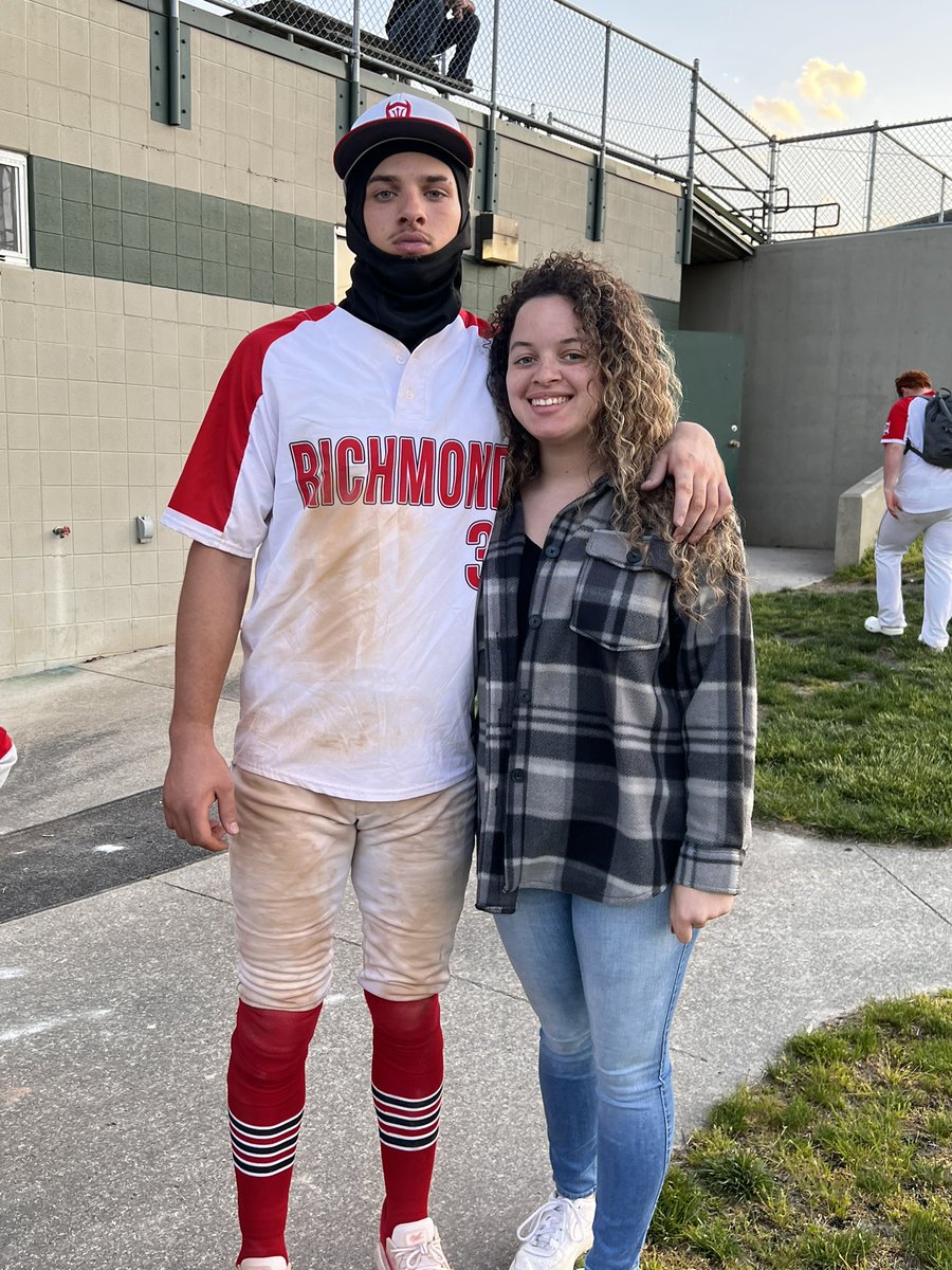 BranDeeG5's tweet photo. Senior night! https://t.co/CgI1THZUDW