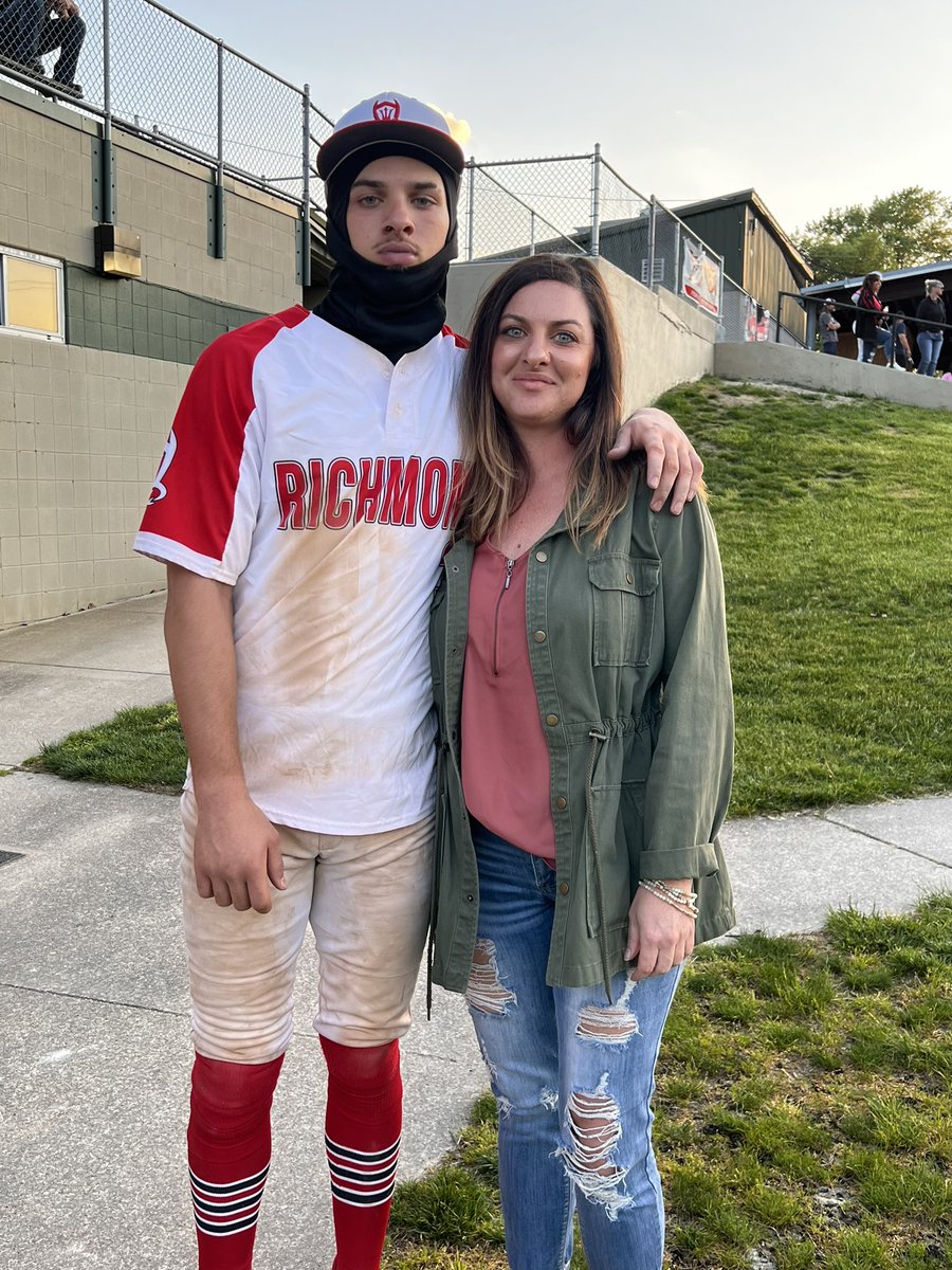 BranDeeG5's tweet photo. Senior night! https://t.co/CgI1THZUDW