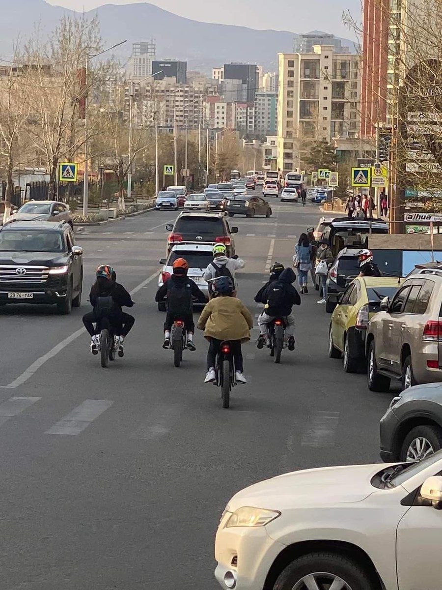 KhKhurelbaatar's tweet photo. Энэ цахилгаан дугуйг Өсвөр насныхан авто зам дээр маш ихээр унаж байна. Энд тэндээс гэнэт гарч ирнэ их хурдтай. 
Энийг 1 цэгцлэхгүй бол утгаа алдлаа эцэг эхчүүд бас анхаармаар юм‼️ /хэн нэг нь бэртэж гэмтвэл хэн хариуцах/ https://t.co/EzwLm52bFX