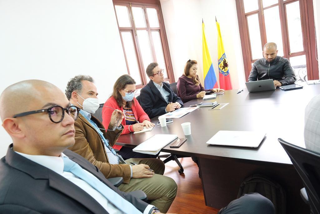 ONUHumanRights's tweet photo. Juliette De Rivero se reunió con la Dirección de #DDHH de la Alcaldía de Bogotá para identificar puntos de colaboración y buenas prácticas en rutas de protección para personas defensoras, LGBTI, firmantes de la paz, víctimas de trata personas y de posibles abusos X Fuerza Pública https://t.co/HTUHuiLVgC