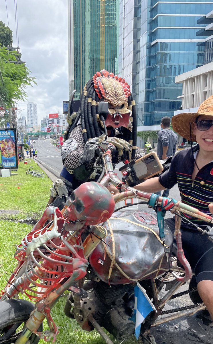 fredocano's tweet photo. Mi #psicologo : Wilfredono le paseaste en moto con Depredador.

Yo paseando en moto con depredador: 

#elpsicologodefredo https://t.co/9Ibw6qq1eJ