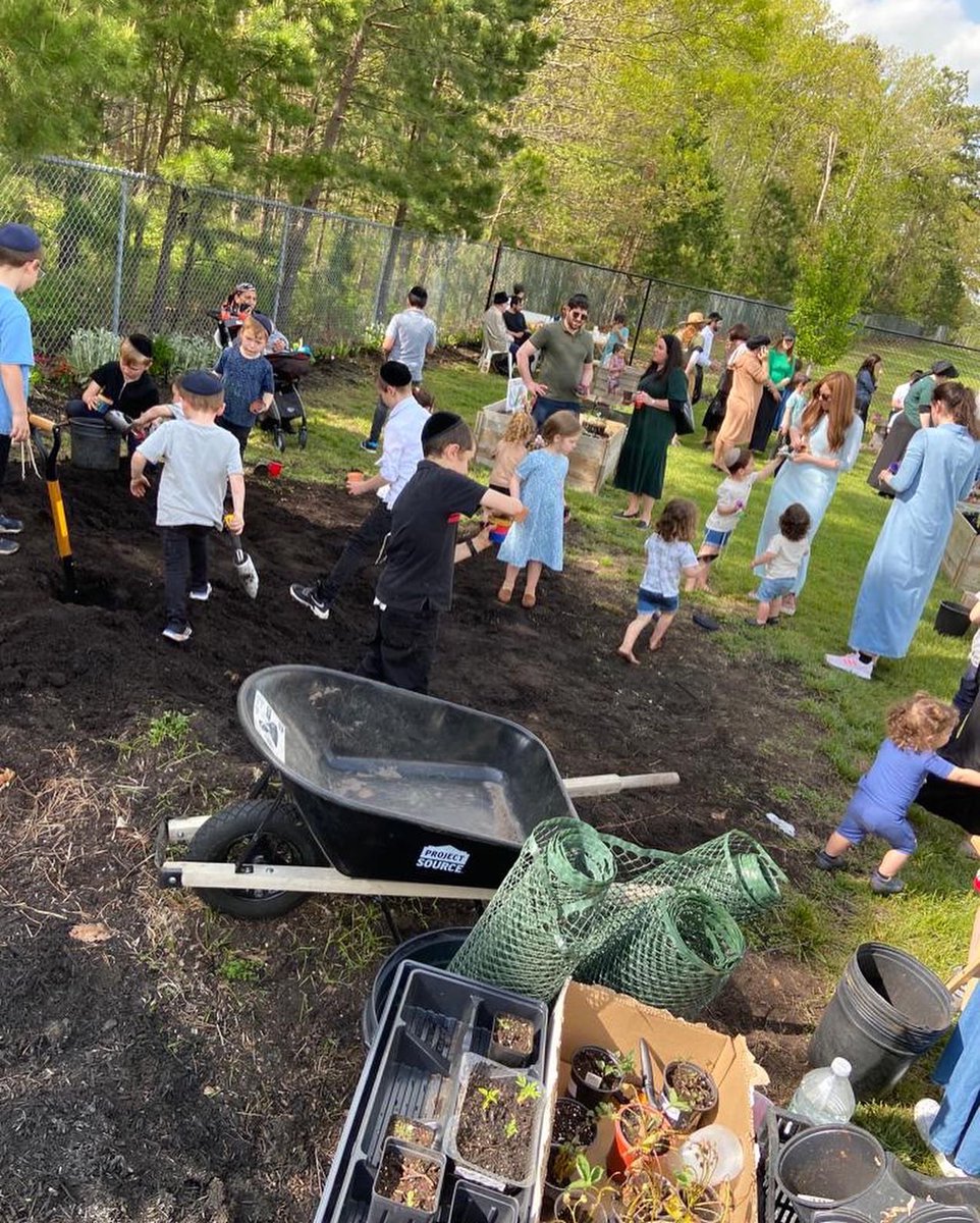one_county's tweet photo. A fabulous time was had by all at yesterday's Open House and Plant Sale at our Common Grounds community garden. Visitors of all ages and backgrounds mingled, painted pots, slurped slush from the ice cream truck, and got their hands dirty.
#OneOceanCounty https://t.co/imF2yHnNvf