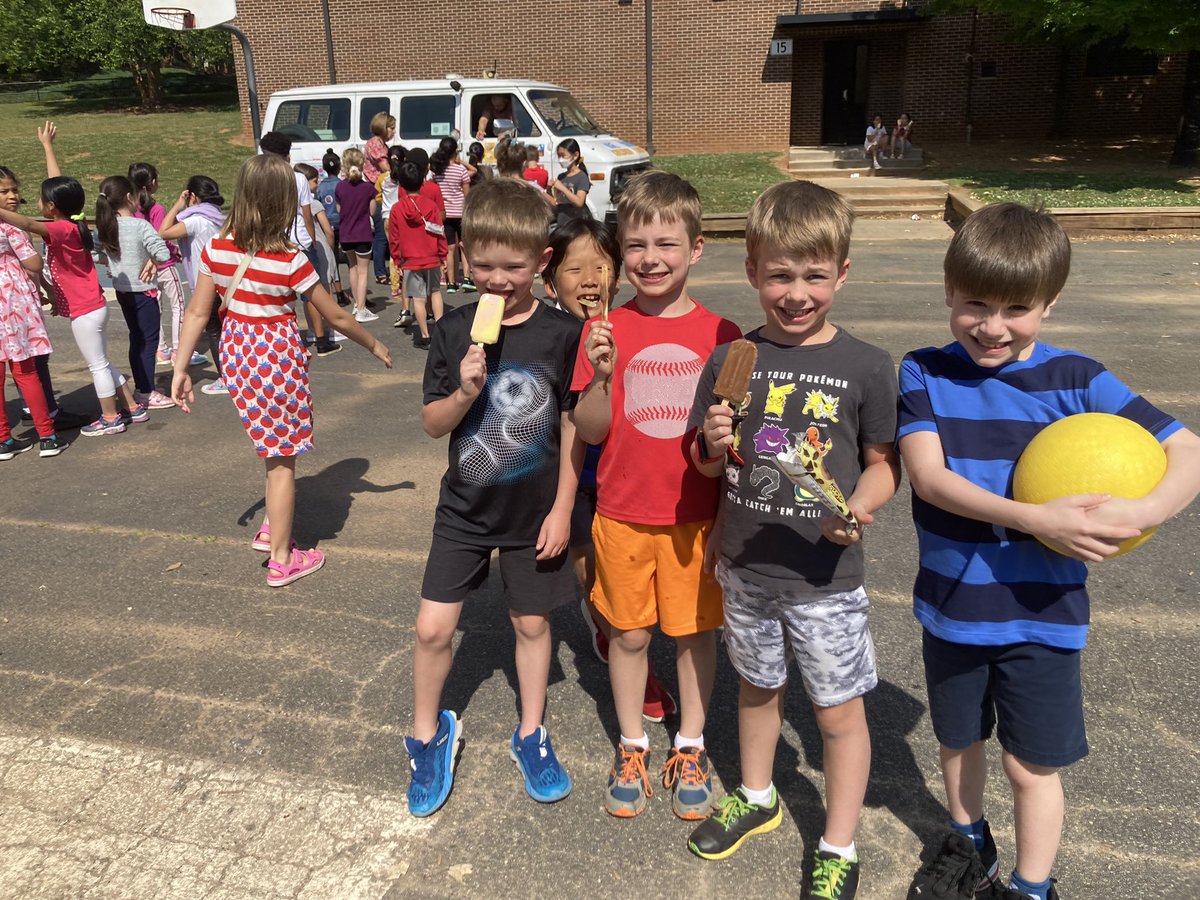 SheriMcmann's tweet photo. Who doesn’t love a visit from the ice cream truck?!🍦@DolvinES #rainbowofpossibilities #DolvINcredible https://t.co/B7HnXKbEWa
