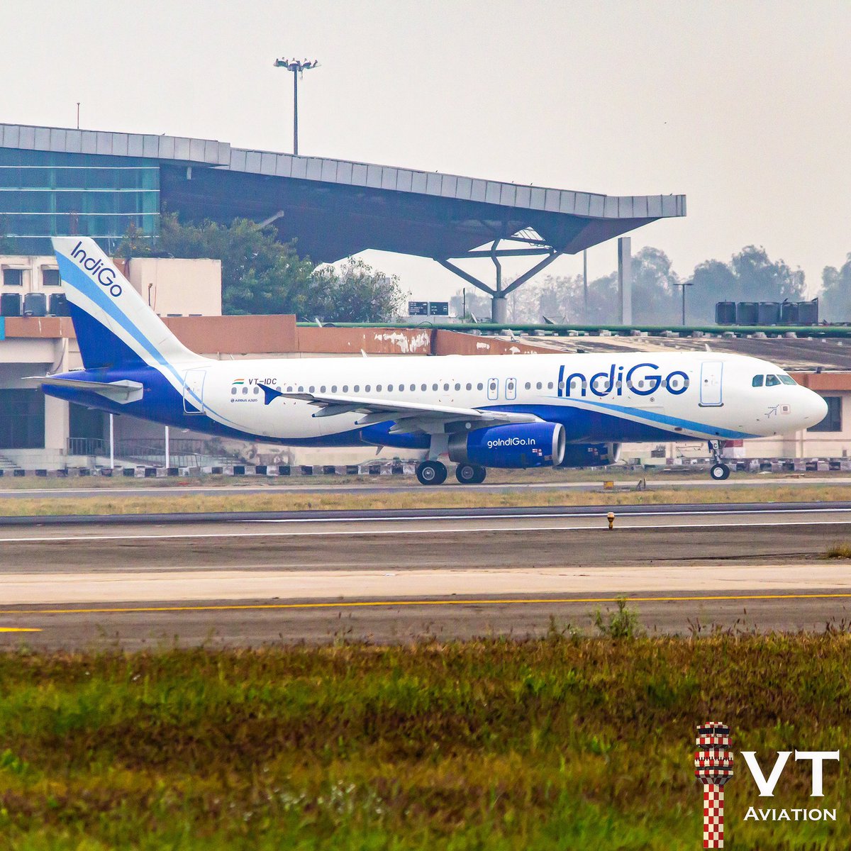 TeamVTAviation's tweet photo. The Blue 6E Bird! @IndiGo6E @airbus A320, VT-IDC, seen taxiing at @DelhiAirport on a hazy morning 💙✈️
#Avgeek #Aviation #PlaneSpotting #LeanCleanFlyingMachine https://t.co/DUyuucYtnY