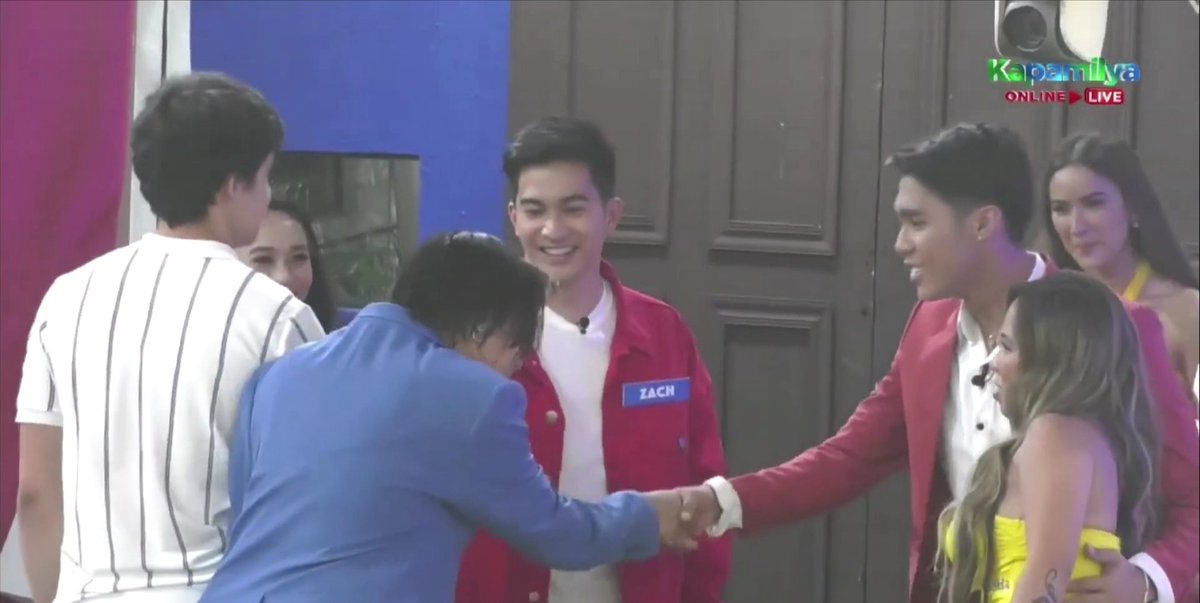 cicicrojo's tweet photo. Kaloka. Dama ko 'yong "haggardness" ni Brenda. Zach & Michael Ver still looked fresh kahit nakulong nang matagal sa loob ng BalikBahay Box. Rob and Maxine really missed each other.
#PBBComebackHMs #TeamSamantha #TeamStephanie #TeamNathan #TeamZach #TeamRob #TeamMichael #TeamAnji https://t.co/q1b0t43dXv