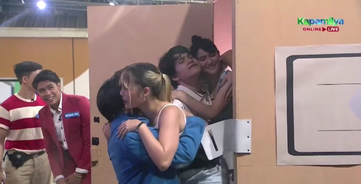 cicicrojo's tweet photo. Kaloka. Dama ko 'yong "haggardness" ni Brenda. Zach & Michael Ver still looked fresh kahit nakulong nang matagal sa loob ng BalikBahay Box. Rob and Maxine really missed each other.
#PBBComebackHMs #TeamSamantha #TeamStephanie #TeamNathan #TeamZach #TeamRob #TeamMichael #TeamAnji https://t.co/q1b0t43dXv