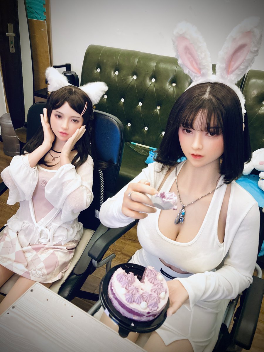 usbbdoll's tweet photo. Let me feed you delicious cake, so come and open your mouth 😂 https://t.co/XHdjI4hkUx
