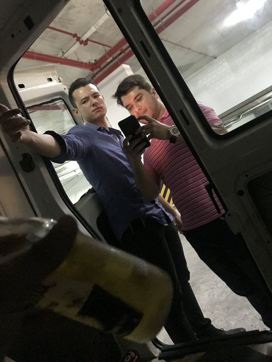 fredocano's tweet photo. Mi #psicologo : Wilfredo nadie te puede secuestrar y obligarte a beber en una minivan.

Mis amigos secuestrándome y obligándome a beber en una minivan: 

 #elpsicologodefredo https://t.co/lubVgxtalg