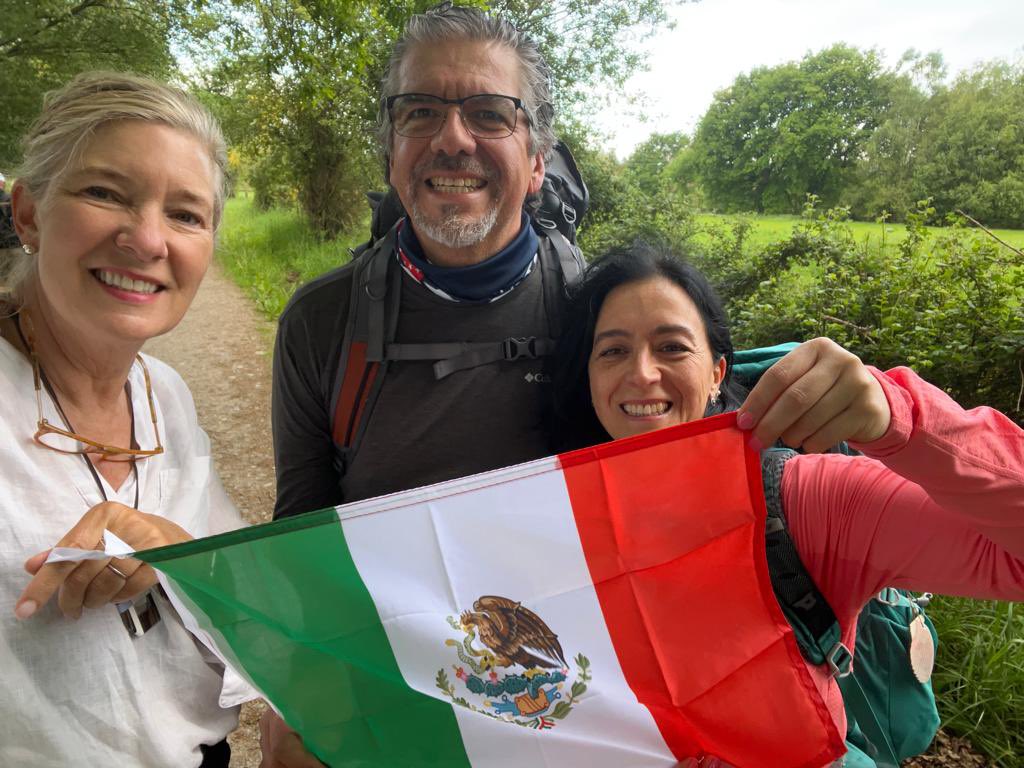 ChrisLandauUSA's tweet photo. Tenía que pasar y pasó - @landau_caroline se encontró con unos peregrinos 🇲🇽 en el #CaminodeSantiago. Originarios de Tijuana BC, llevaban la bandera 🇲🇽 y Caroline les dió un afectuoso saludo. Le faltan apenas 100 kms, y hay muchísima más gente en el camino. ¡Meta a la vista! https://t.co/yc8IGHepad