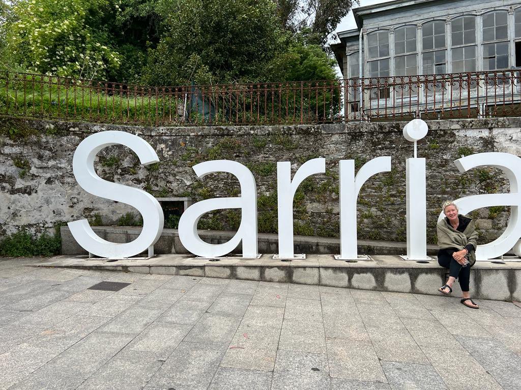 ChrisLandauUSA's tweet photo. Tenía que pasar y pasó - @landau_caroline se encontró con unos peregrinos 🇲🇽 en el #CaminodeSantiago. Originarios de Tijuana BC, llevaban la bandera 🇲🇽 y Caroline les dió un afectuoso saludo. Le faltan apenas 100 kms, y hay muchísima más gente en el camino. ¡Meta a la vista! https://t.co/yc8IGHepad