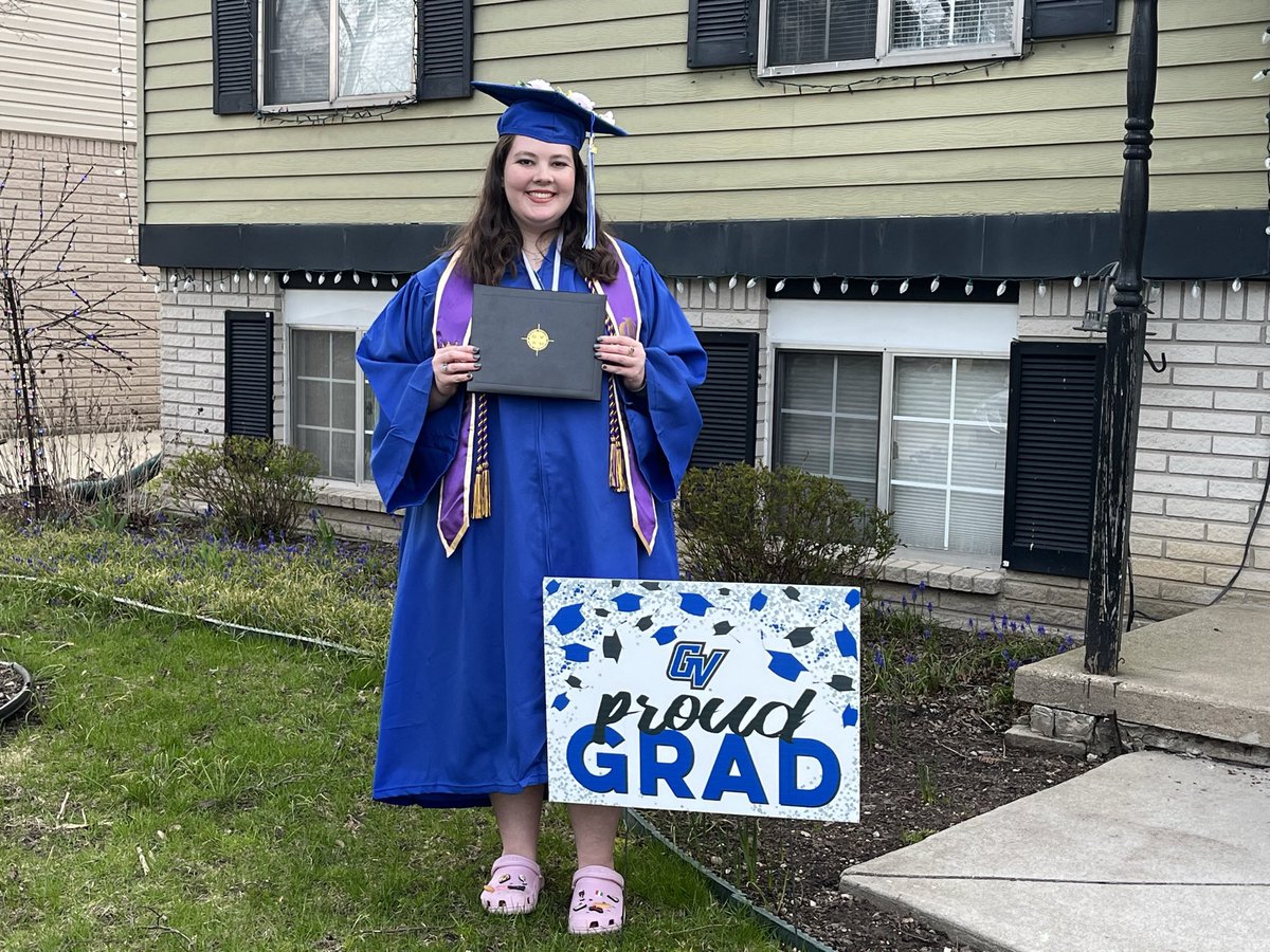 natarino_'s tweet photo. There’s truly no better year to graduate than 2022! Undergrad done, Grad School, here I come! #22GraduatesVersion @taylorswift13 @taylornation13 https://t.co/RWYHazihFD