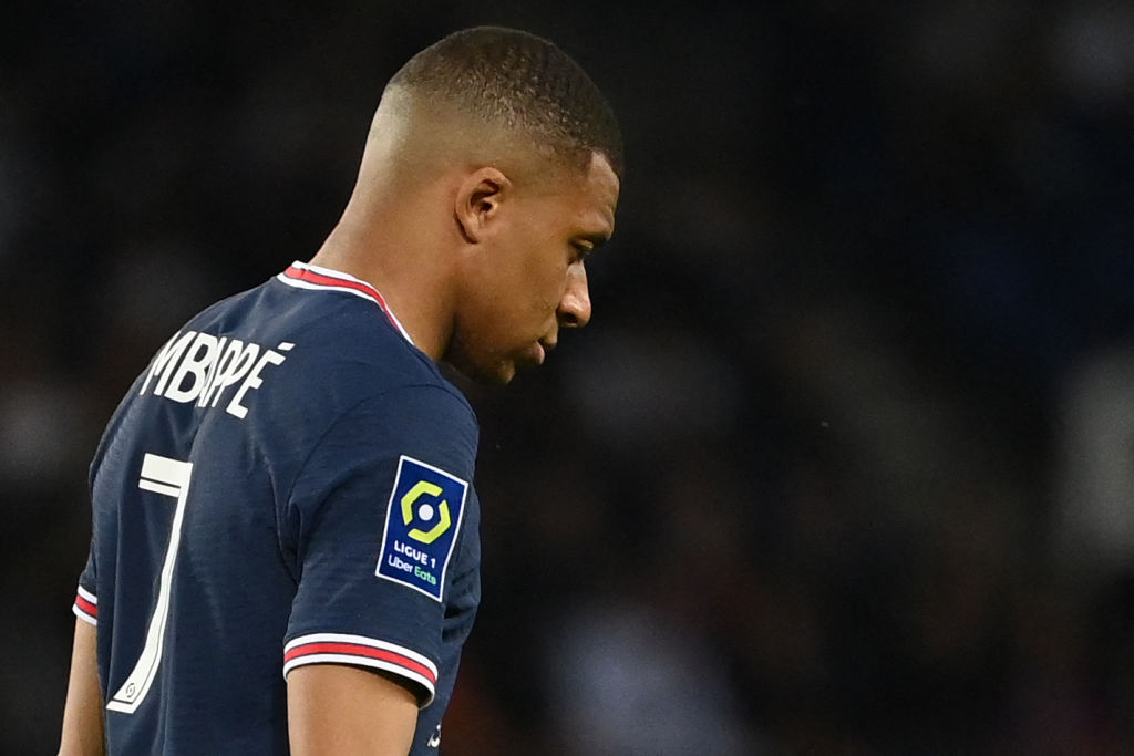 FabrizioRomano's tweet photo. Key hours ahead for Kylian Mbappé, he's back from Qatar for final meeting with his family and his whole camp. Real Madrid are waiting for the final steps, more than confident - still no official communication to PSG. ⭐️🇫🇷 #Mbappé

Real Madrid contract has been ready for months. https://t.co/ctofGMJH0I
