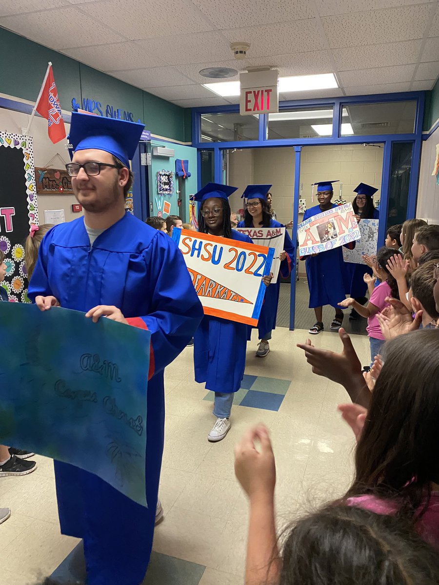 MrsDavisSBE2's tweet photo. We are proud of you @MidwayHSAVID 👏🏻💙🎓❤️🎉#sbebrightfutures https://t.co/VS0JbedBuw