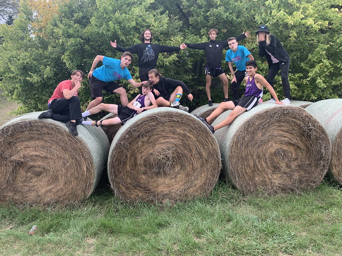 BellevueEastXC's tweet photo. Interested in @ChieftainNation cross country?? Informational meeting at 3:30p on Friday, 20 May in room F14! We will discuss team expectations and summer conditioning. #runwiththebeast https://t.co/8iTOBZSBHV